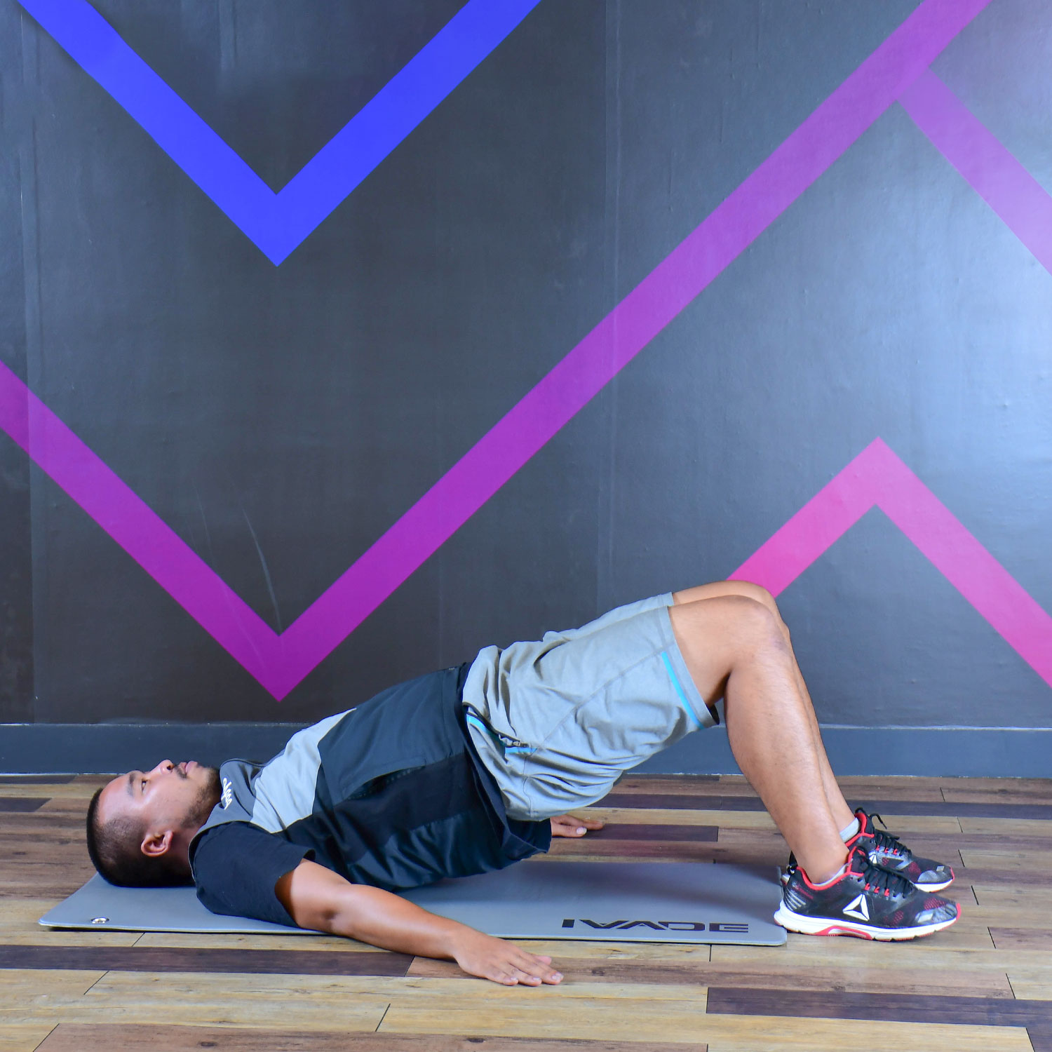 Hip Raises เครื่องออกกําลังกาย IRONTEC