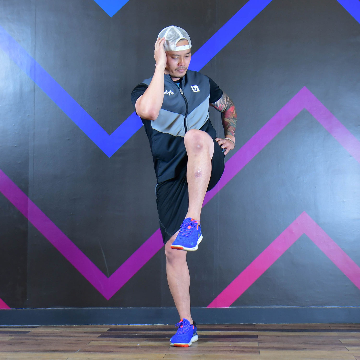 Standing Cross body Crunches IRONTEC